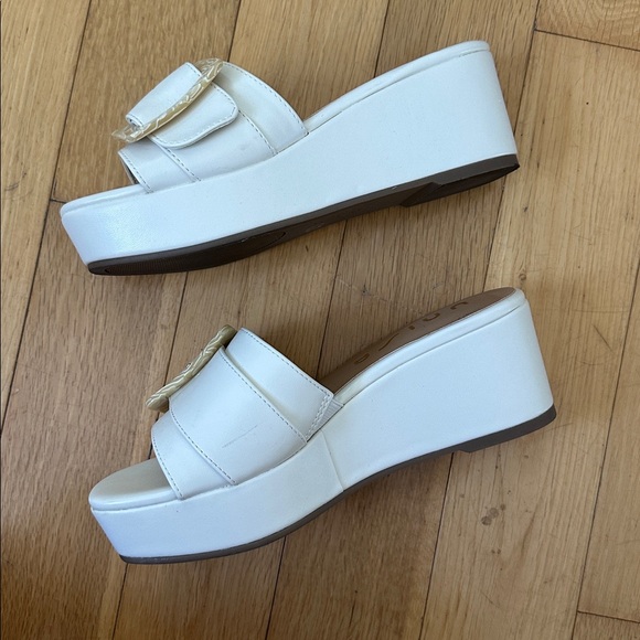 Ivory sandals - Picture 3 of 4